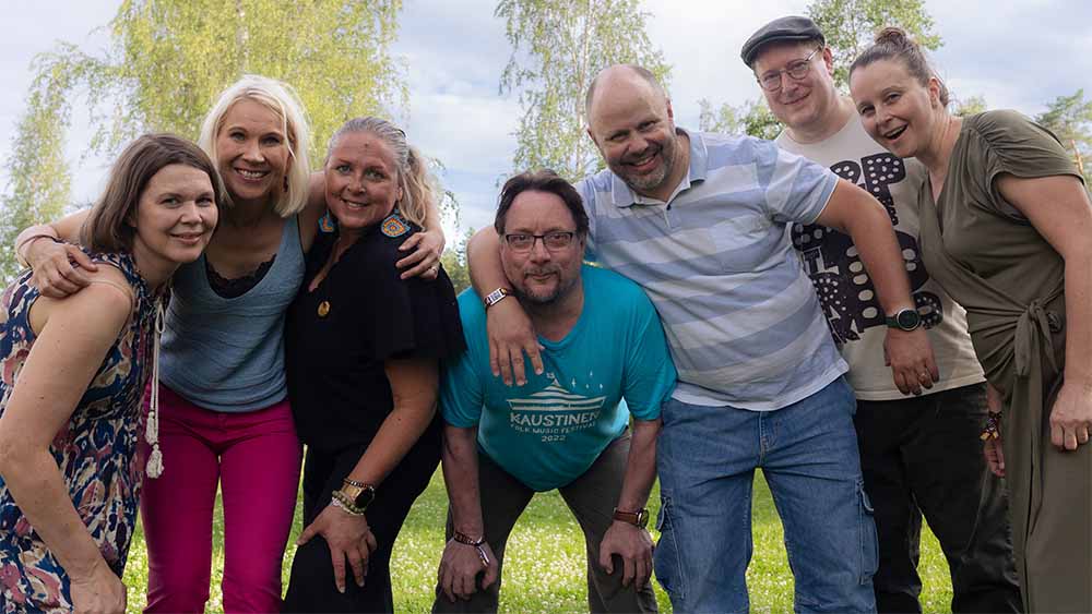 Hilavitkutin-yhtye kesämaisemassa, kuvaaja Eetu Taavitsainen.