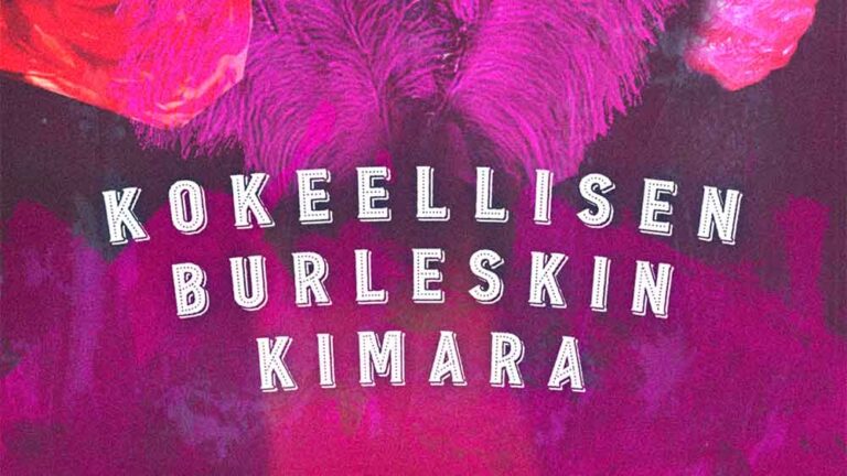 Kokeellisen burleskin kimara violettisävyistä taustaa ja puuhkia vasten.