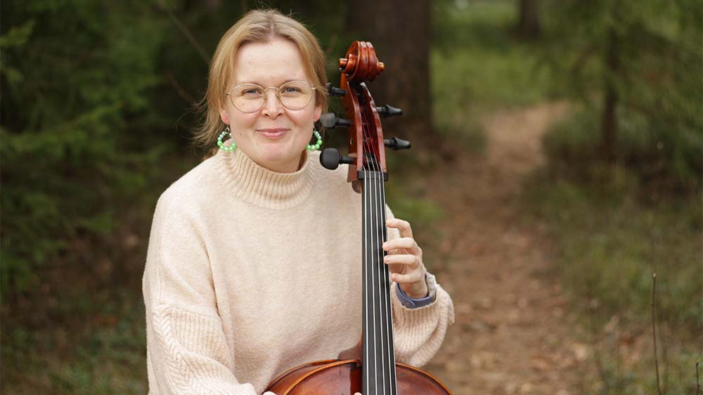 Liisa Haapanen sellon kanssa, kuvaaja Janne Ojajärvi.